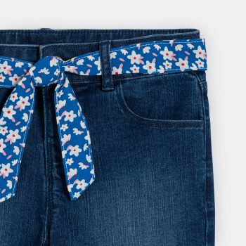 شورت من قماش الجينز قابل للتمدد، باللون الأزرق وبه حزام، للفتيات